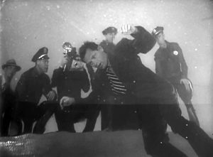 Fig. 5: I Sunset Blvd. flyder filmens mandlige hovedperson og voice over-fortæller død rundt i poolen i filmens første scene. At hans fortælling ender med hans egen død kommer derfor ikke som et chok for tilskueren.