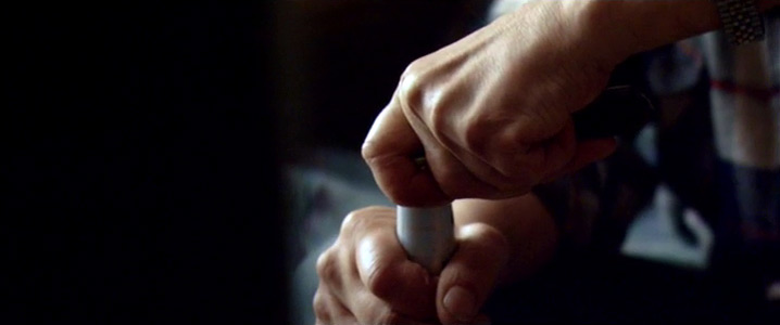 Figur 25: Allerede med scenens første indstilling, der introducerer Stanislavs alkoholisme og dermed hans forfald, står det klart, at fremfor at være nøgternt registrerende har denne dokumentarfilm tænkt sig at fortælle.