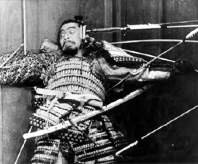 Figur 2: Kurosawas Throne of Blood, hvor Mifune, Kurosawas stjerneskuespiller, spiddes i sidste scene.