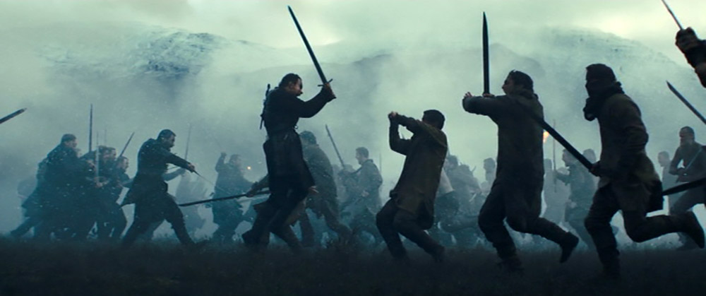 Figur 6: "Brave Macbeth - well he deserves that name" (Act 1 Scene 2). I Shakespeares stykke formidles Macbeths mod på slagmarken via dialogen. I Kurzels film får vi syn for sagen!