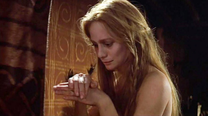 Figur 8: Francesca Annis’ Lady Macbeth er nøgen i søvngængerscenen hos Polanski.