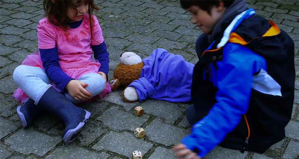 Fig. 15. Two children play with trois dés while Godard plays with 3D.