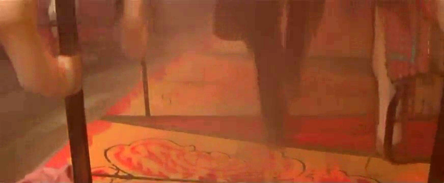 Fig. 1: Det forskudte normalperspektiv fungerer som en slow disclosure, og det efterfølgende tilt, som langsomt afslører Sutherlands karakter, kunne til forveksling minde om den iscenesættelsesform, som ofte knyttes til erotiske kvindefigurer og farlige femmes fatales.