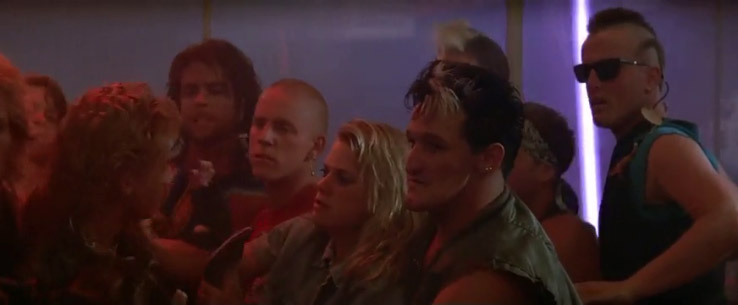 Fig. 3: Den antiautoritære adfærd fungerer som en klassisk ungdomsappel i stil med filmens tagline: ”Sleep all day. Party all night. Never grow old. Never die.”