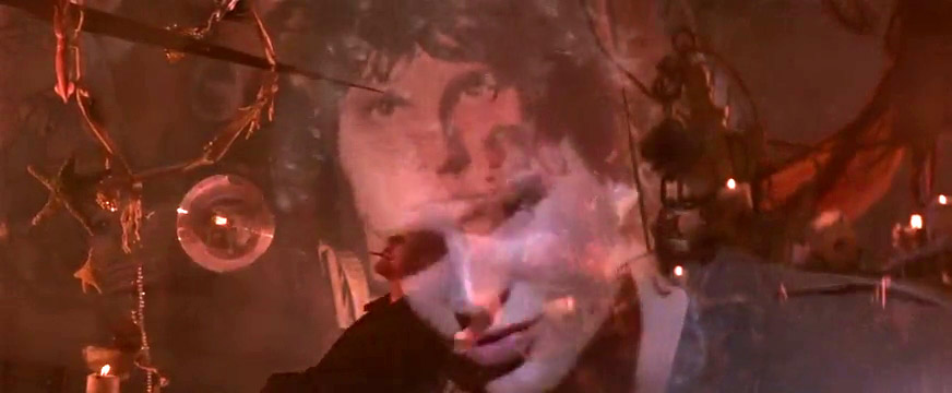 Fig. 15: Michael er ved at forandre sig, og hans gradvise forandring illustreres i en række velvalgte overtoninger, som også kobler den unge vampyr med den ikoniske rockstjerne Jim Morrison, der var genstand for stor fascination og kultdyrkelse, ikke mindst blandt unge kvinder.