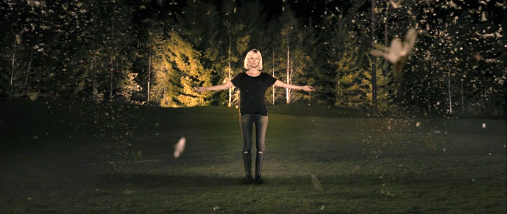 Fig. 7: Belysningen i dette og flere andre Melancholia-tableauer er med til at skabe en stille og kold uvirkelighed.