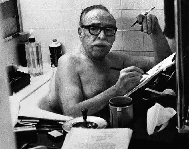 Fig. 1: Dalton Trumbo arbejdende i badekarret.