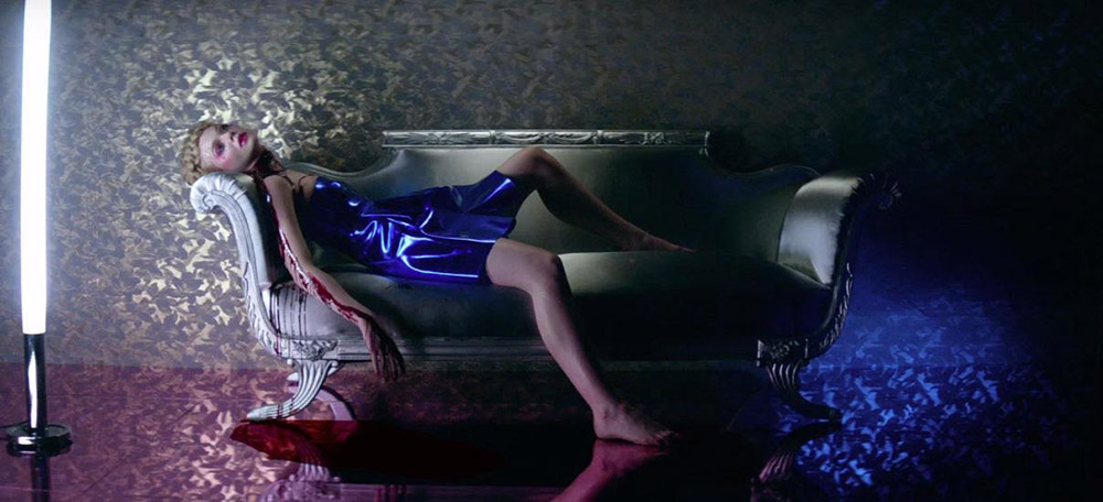 Fig. 1. Åbningsscenen i The Neon Demon – Refn byder velkommen til sit hyperstiliserede univers af tableauer.