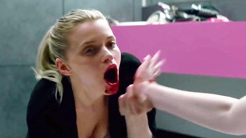 Fig. 5: Den vragede og anonyme model vil også have en bid af det, Jesse har. At branchen suger blodet ud af uskyldige piger bliver slået fast igen og igen i The Neon Demon.