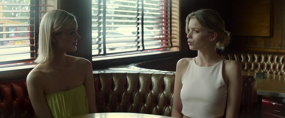 Fig. 6. Modellerne Sara og Gigi får en kop kaffe med Ruby på en diner i David Lynch-land.