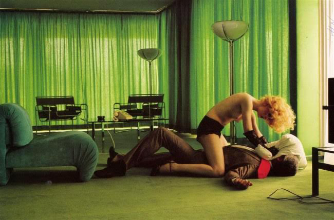 Fig. 9: Helmuth Newtons mange billeder – her: Green Room Murder (1975) – fungeret som nogle af de kompositionelle og æstetiske klangbunde for The Neon Demon.