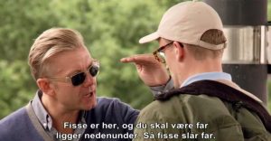 Fig. 8: Casper gør det klart for Frank, at kanoturen er en ’Tour de Fisse’. Solbrillerne peger visuelt på, at han er på en form for flugt – han vil ikke ses (eller se sig selv) i øjnene.