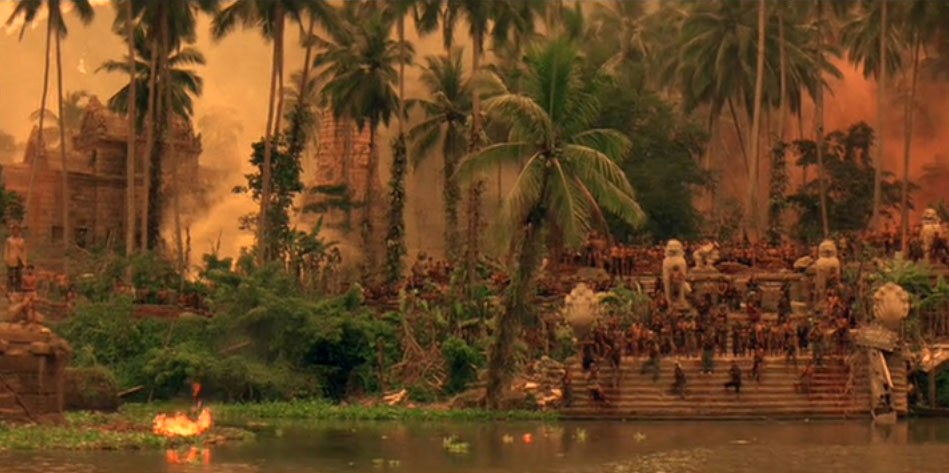 Fig. 11: Det er tydeligt, at Klovn: The Movie har ladet sig inspirere af Apocalypse Now i fremstillingen af Skanderborg Festival. Også i Apocalypse Now har naturkræfterne således overtaget på Kurtz’ militærbase dybt inde i junglen.