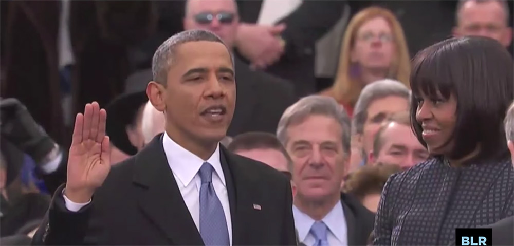 Fig. 3: Michelle Obama ser forundret til, mens Barack Obama siger ”I’m proud to say your momma took a Cosby sweater”.