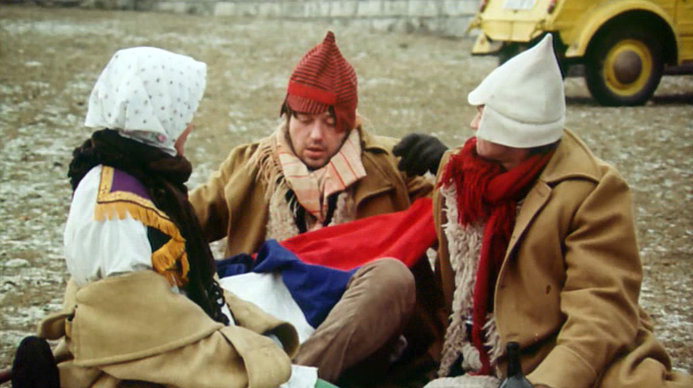 Fig. 16: Birds, Orphans, and Fools (Juraj Jakubisko, 1969). Jakubisko’s own abivalence towards his ethnic identity is a running theme throughout the film. Here the film’s protagonists sit in front of the tomb of Milan Štefánik, a general and national symbol in the First Republic, and pledge their allegience to each other and madness.