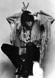 Fig. 1: Neil Young i goofy indianer-positur på et pressebillede fra karrierens begyndelse.