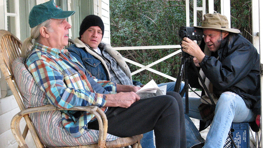 Fig. 3: Bernard Shakey a.k.a. Neil Young in action under optagelserne til album-film Greendale i 2003.
