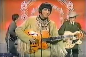 Fig. 4: Et tilbageskuende og vedvarende element i Journey Through the Past er tidlige koncert-optagelser, her med Buffalo Springfield i 1967. Young skærer ansigter og fjoller rundt og man fornemmer den absurde kontrast i en situation, hvor bandet skal fremstå glade og underholdende i et tv-show, mens de spiller "Mr. Soul", en sang der beskriver både fremmedgørelse og dødsangst – ikke ligefrem hjørnestenene i good clean family entertainment.