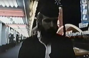 Fig. 5: Den øvrige rammesætning for filmens fortælling er ud over interviewoptagelser med Neil Young en fiktiv beretning om karakteren The Graduate. Han dukker op gennem hele filmen iført studenterhue og kappe og bliver både gennemtæsket og efterladt midt i ørkenen, indtil han render fremmedgjort rundt på Hollywood Boulevard.