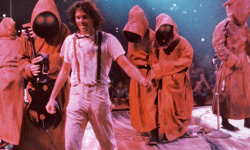 Fig. 6: A long time ago in a galaxy far, far away. Neil Young på planeten Rock. I koncertfilmen Rust Never Sleeps bliver der virkelig sat strøm til hele det ritualistiske show, som er rockkoncerten. Komplet med roadier i Star Wars-lignende kostumer og gigantversioner af scenegrej.