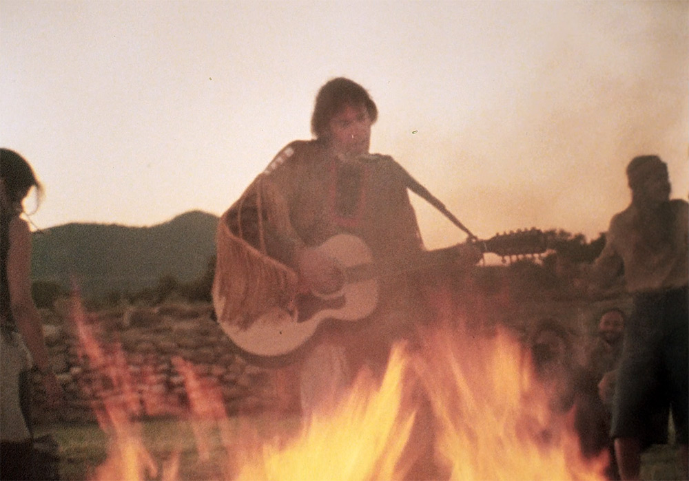 Fig. 8: Drømmesekvenserne i filmen er både blændende smukke og aldeles trippede. Her spiller Neil Young tolvstrenget guitar indhyllet i flammer. Dennis Hopper der også medvirkede i filmen erindrede: ”Alle dansede omkring bålet og de virkelige indianere var totalt befippede. De tænkte sikkert: De her skide blegansigter er godt nok fra forstanden.