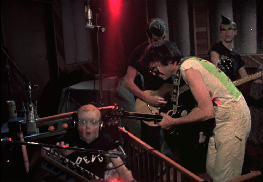 Fig. 9: Neil Young i intens guitar/keyboardduel med Devos Mark Mothersbaugh a.k.a. Booji Boy. New wave-punkrockere i revitaliserende leg med en rocklegende.