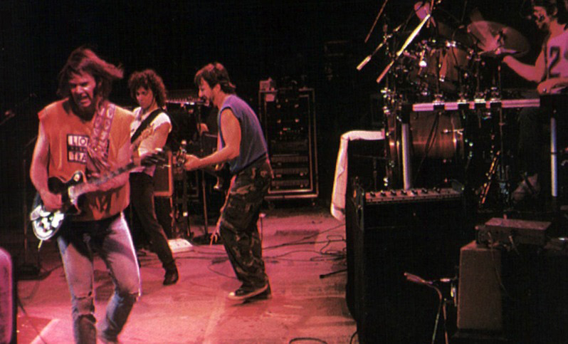 Fig. 13: Muddy Track byder på rå og ligefremme optagelser fra Neil Young & Crazy Horses verden anno 1987. Det er på godt og ondt ren rock’n’roll-stemning.