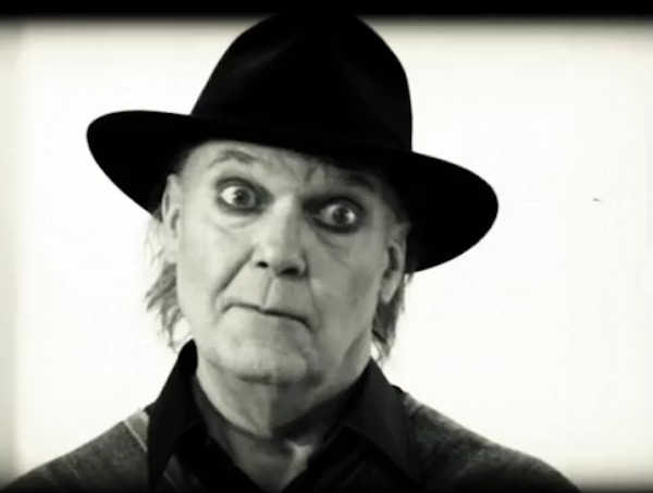 Fig. 17: En aldrende Neil Young i fuld stumfilmsmakeup som hovedpersonen i A Day at the Gallery.