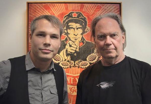 Fig. 18: Young sammen med Shepard Fairey, kunstneren der står bag malerierne i filmen.