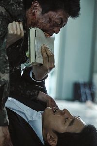 Fig. 2: Selv under en zombieepidemi kan det være rart at vide, at man faktisk kan bruge bøger til noget. Her er det den selvoptagede familiefar Gong Yoo, der udsættes for moderat fysisk pres af de ekstremt hurtige og insisterende zombier.