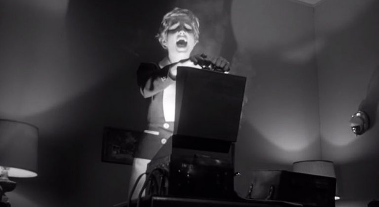 Fra myte mod mainstream: Pandoras æske i Kiss Me Deadly, Repo Man og Pulp Fiction