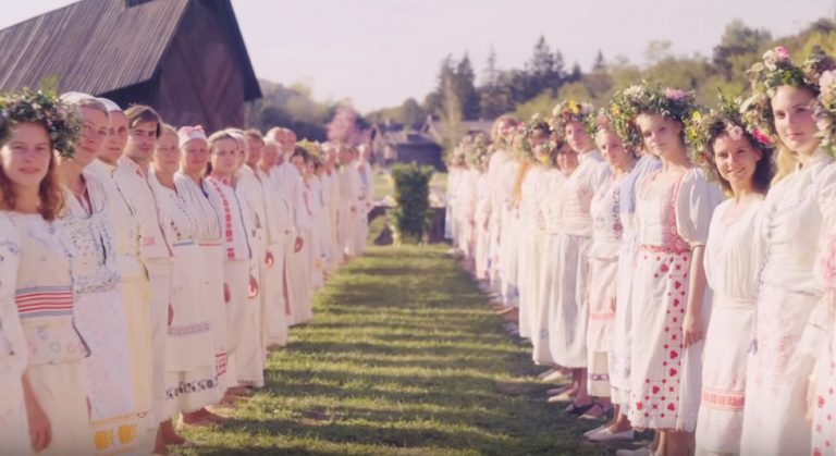 Midsommar: break up-movie med kräftkalas, syretrip og aktiv dødshjælp